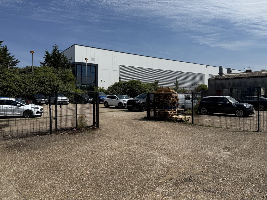 Lot: 20 - LEASEHOLD INDUSTRIAL UNIT AND LAND FOR INVESTMENT - Car parking area at rear
